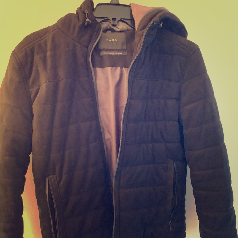 Black semi puffy jacket.